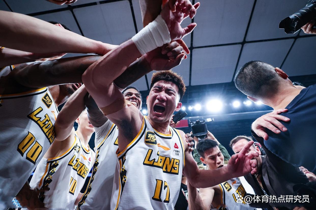 ayx-郭艾伦训练中遭手指插眼